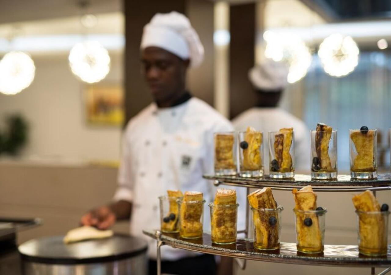 The Envoy Hotel Abuja Esterno foto